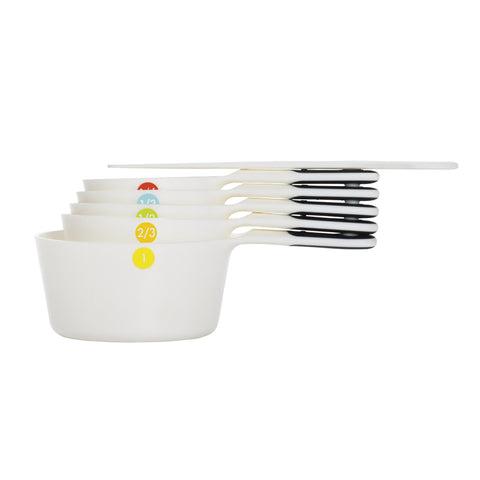 Línea de media interna en tazas OXO Good Grips para nivelar.