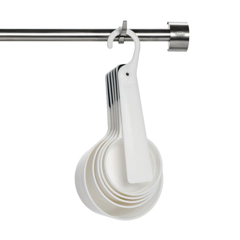 Mango suave de tazas medidoras OXO Good Grips para mejor agarre.