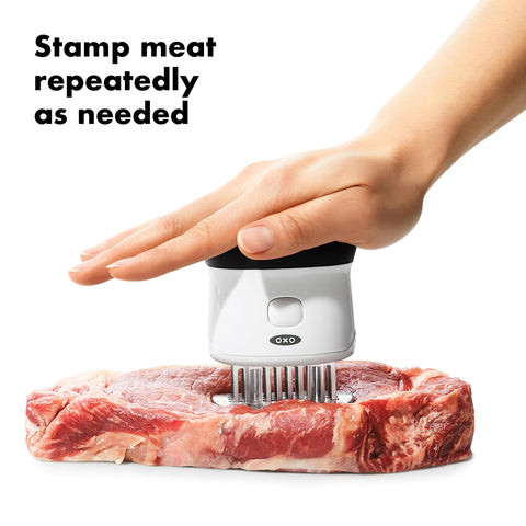 OXO tenderizador de carne, mango ergonómico para presión cómoda al usar.