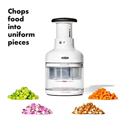 OXO Good Grips Vegetable Chopper: mecanismo rotatorio facilita el picado sin esfuerzo.