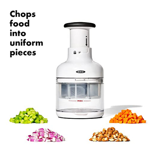 OXO Good Grips Vegetable Chopper: mecanismo rotatorio facilita el picado sin esfuerzo.