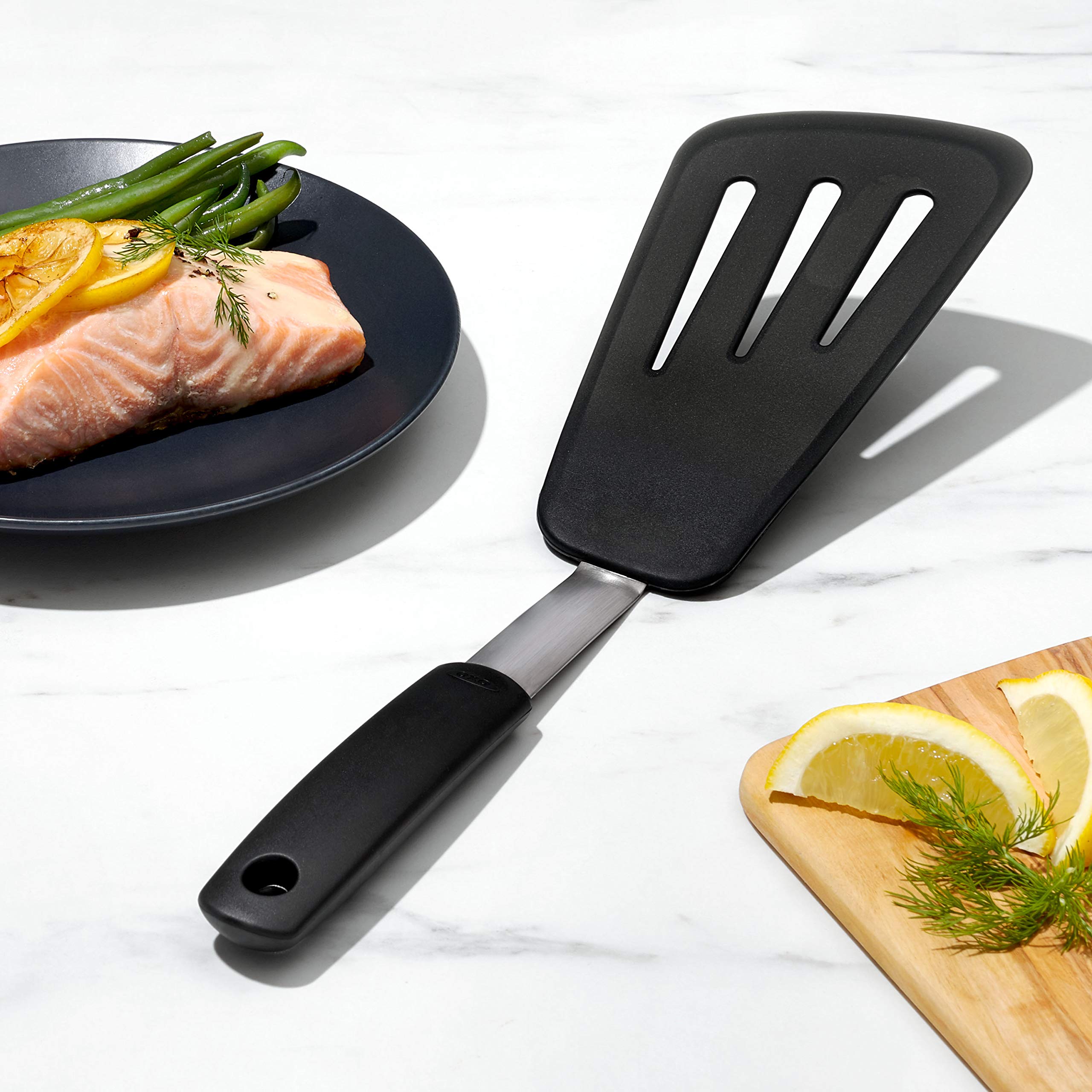 OXO Good Grips voltea pescado sin romper gracias al diseño flexible.
