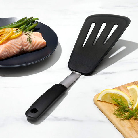 OXO Good Grips voltea pescado sin romper gracias al diseño flexible.