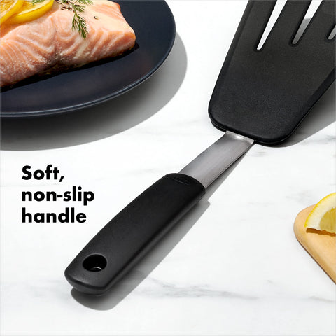OXO Good Grips núcleo de acero inoxidable flexible para mayor durabilidad.