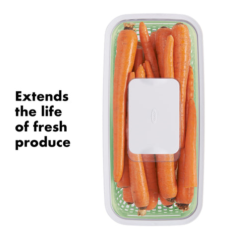 La cesta elevada del GreenSaver favorece la circulación del aire alrededor de las verduras.