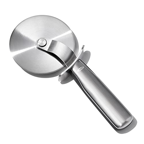 OXO guardia de pulgar integrada para mayor seguridad al cortar pizza.