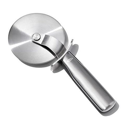 OXO guardia de pulgar integrada para mayor seguridad al cortar pizza.