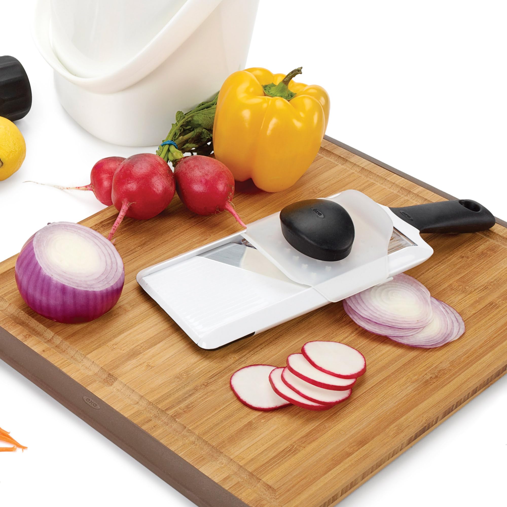Mango antideslizante de la Mandolina OXO Good Grips para uso cómodo.