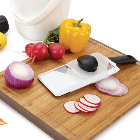Mango antideslizante de la Mandolina OXO Good Grips para uso cómodo.