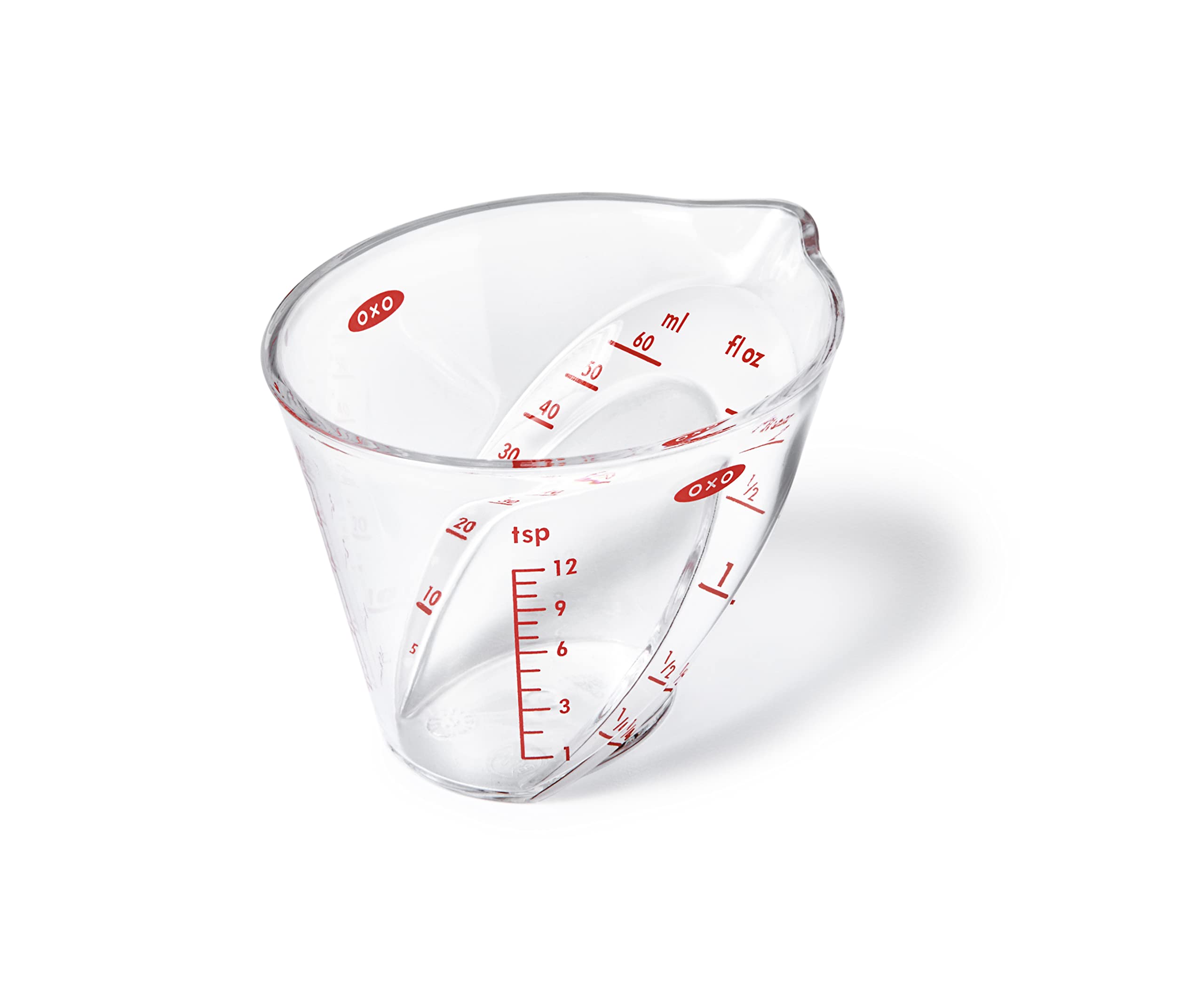 Jarra medidora angular de OXO de 60 ml, lectura desde arriba para precisión.