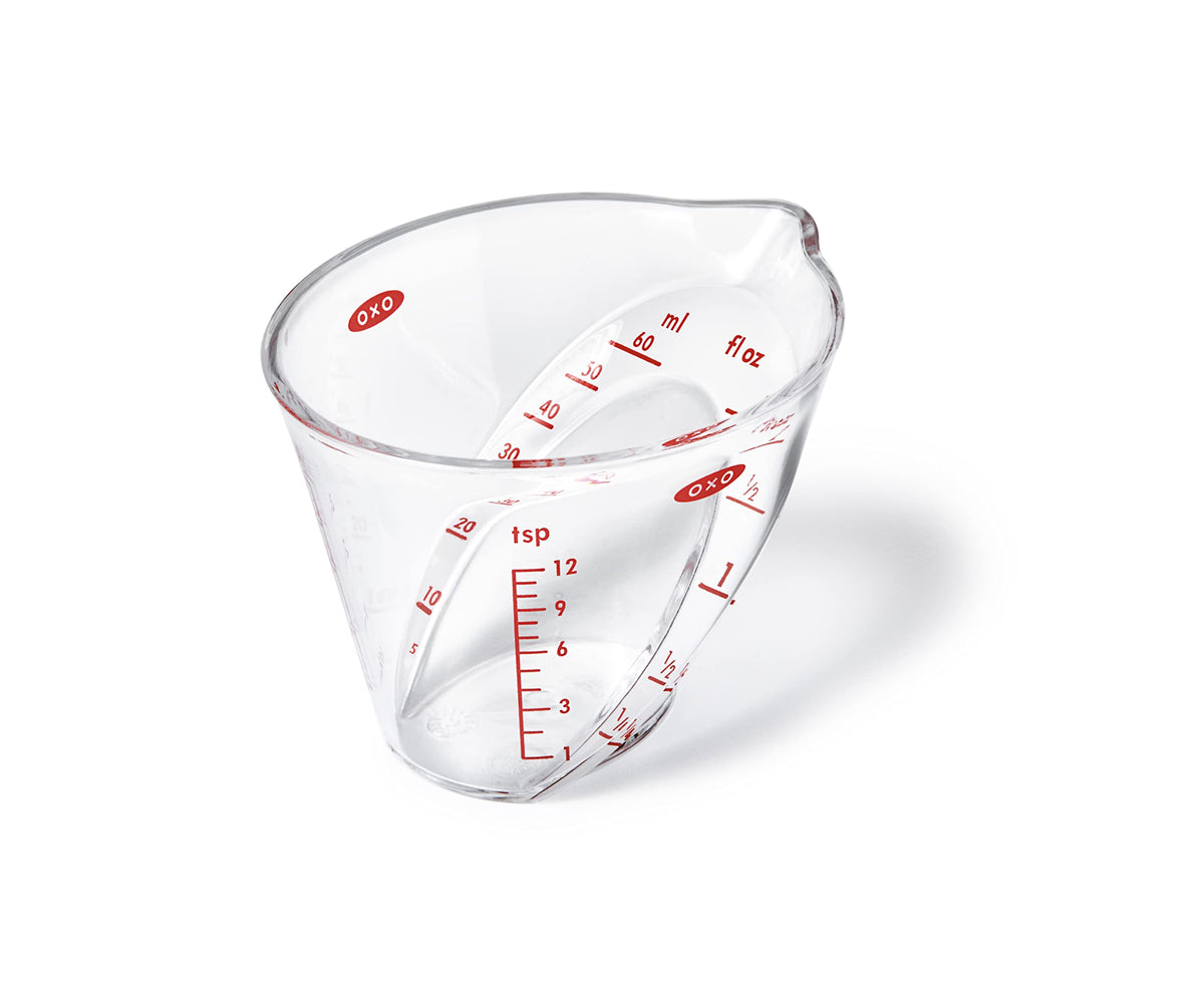 Jarra medidora angular de OXO de 60 ml, lectura desde arriba para precisión.