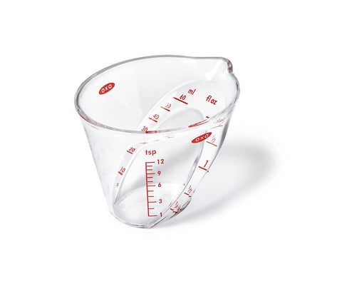 Jarra medidora angular de OXO de 60 ml, lectura desde arriba para precisión.