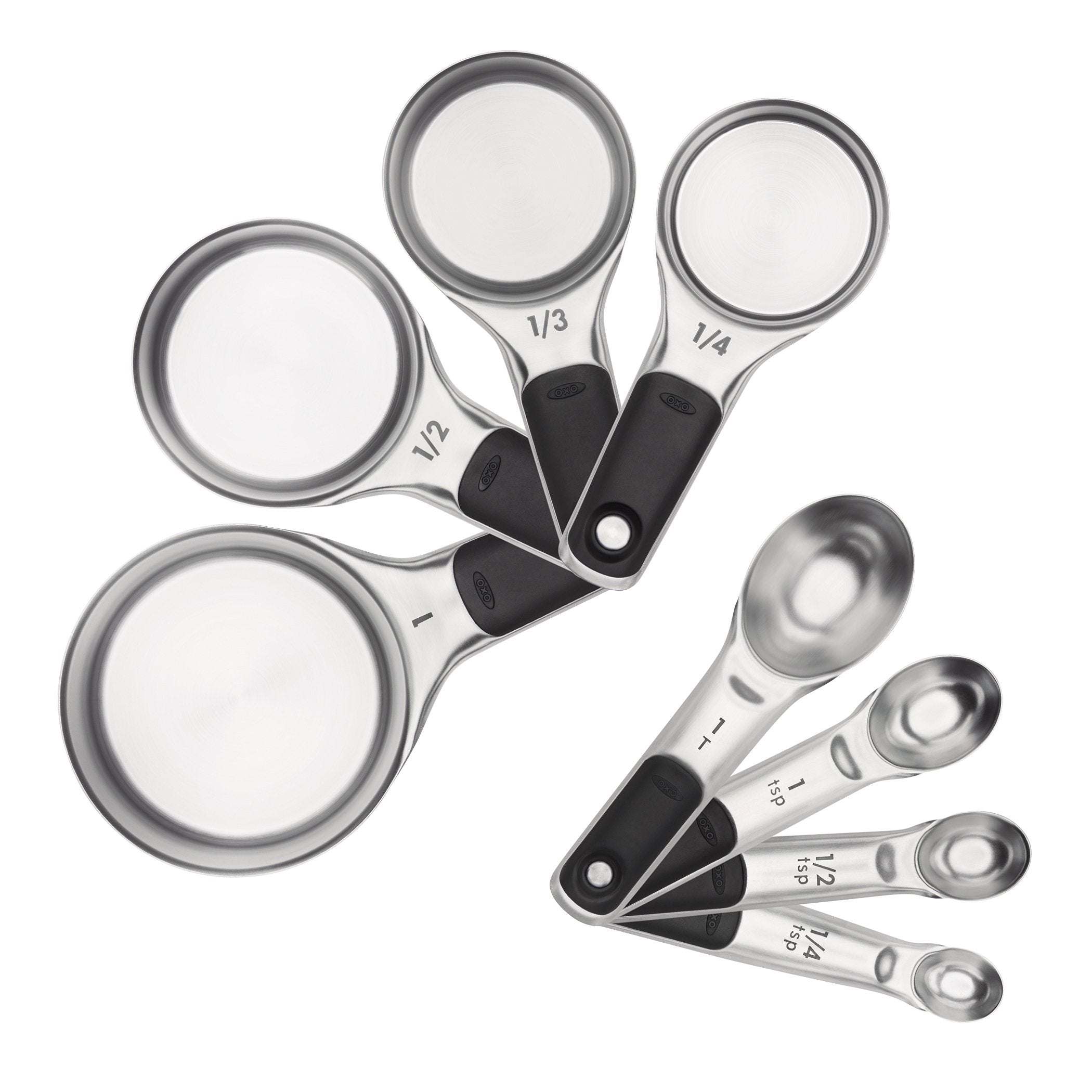 Conjunto OXO de tazas y cucharas en acero inoxidable para mediciones precisas y duraderas.