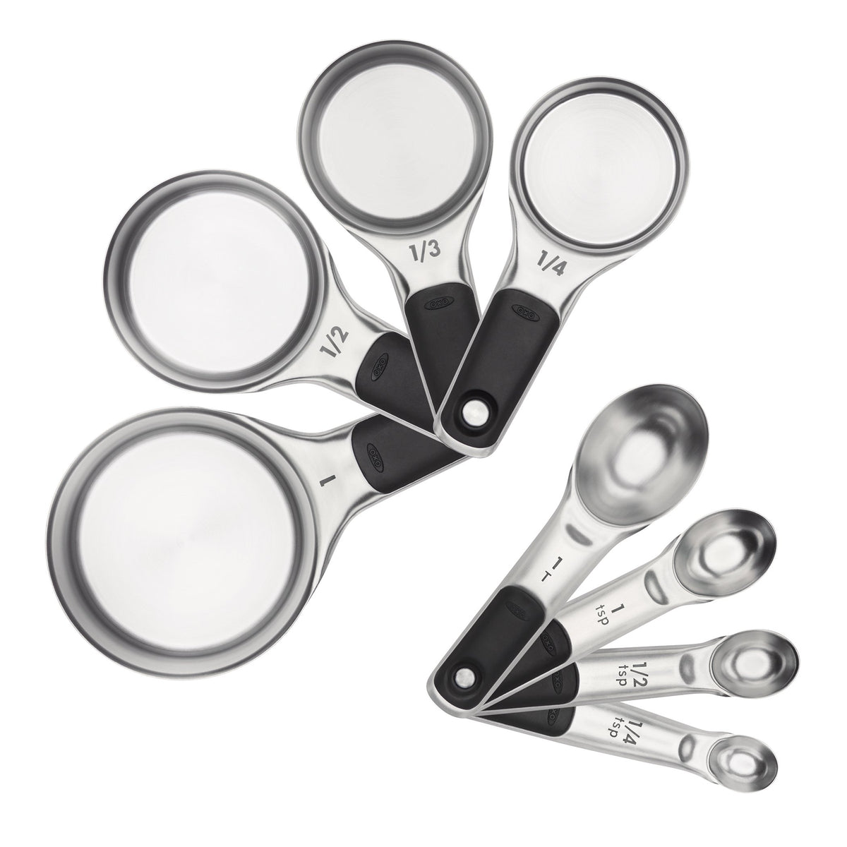 Conjunto OXO de tazas y cucharas en acero inoxidable para mediciones precisas y duraderas.