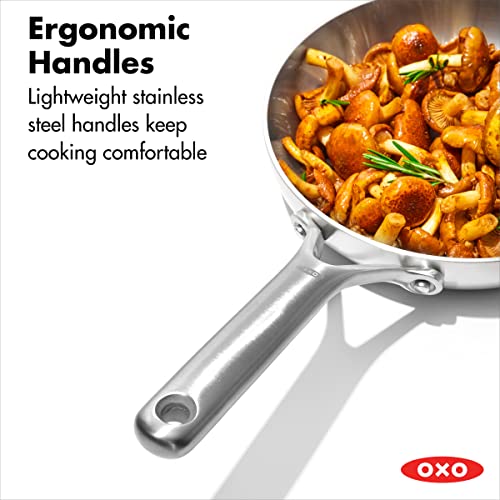 Sartén OXO Mira 8 pulgadas, base que distribuye calor de forma uniforme.