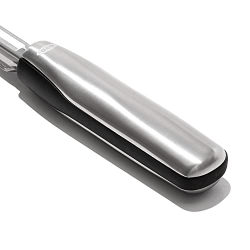 Diseño contorneado del pelador OXO ofrece control preciso al pelar.