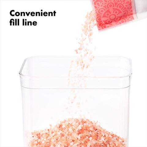 Diseño apilable de los contenedores POP para ahorro de espacio.