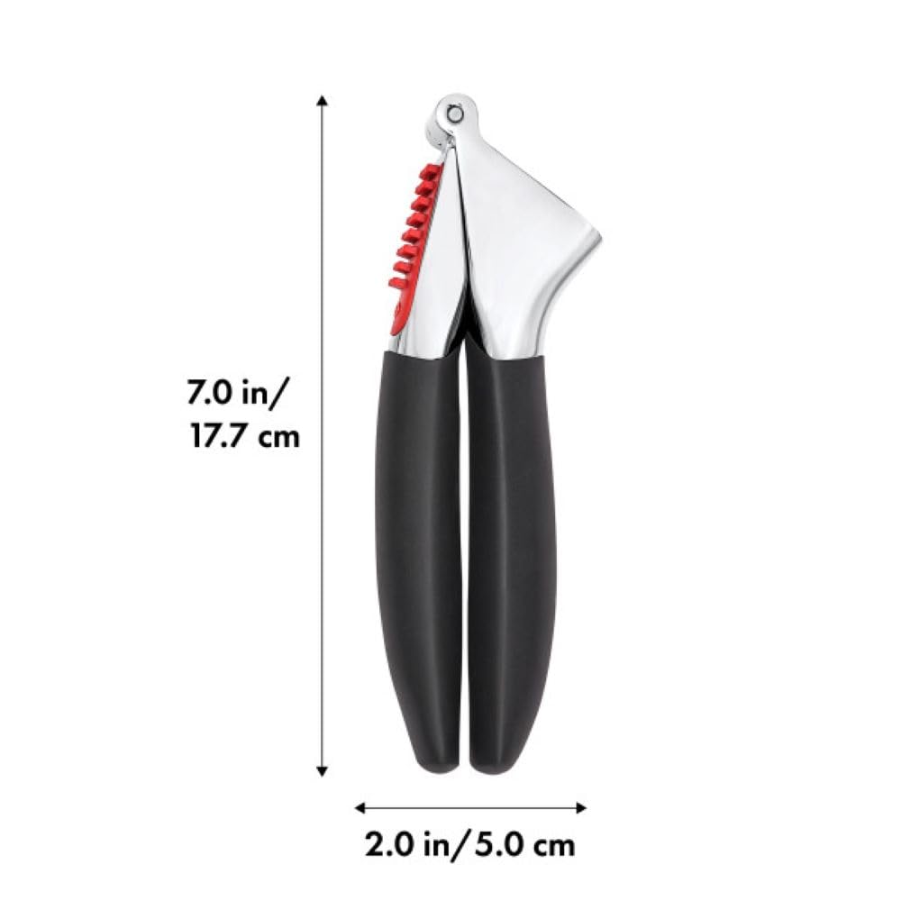 Prensador OXO con mango superior volteado para limpiador integrado.