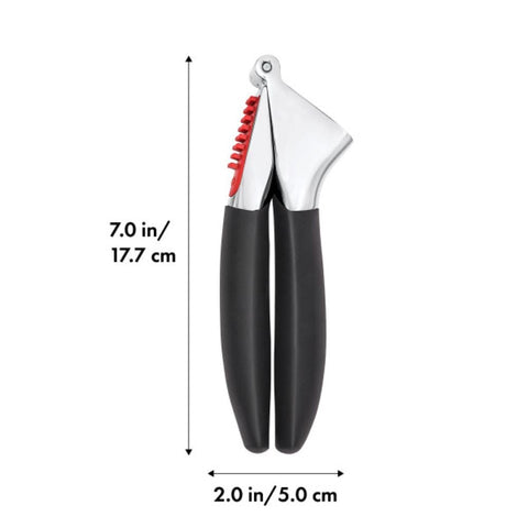 Prensador OXO con mango superior volteado para limpiador integrado.