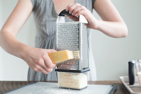 OXO Good Grips Box Grater, mango suave antideslizante para uso cómodo.