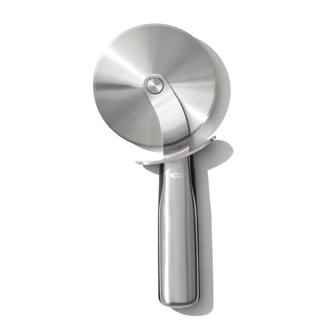 OXO rueda para pizza de acero inoxidable de 4 pulgadas, ideal para cortar masas finas o pizzas gruesas.