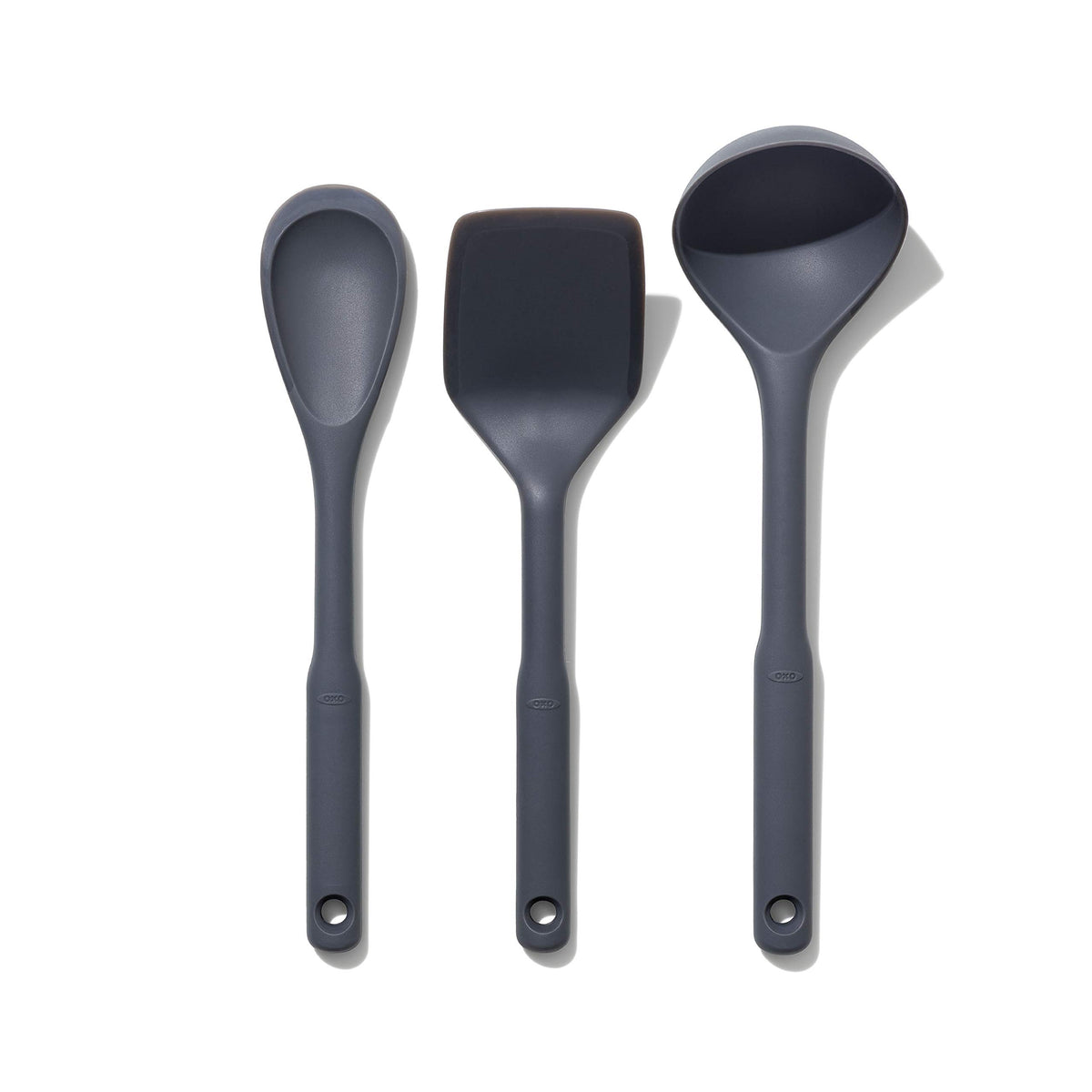 Cucharón de silicona OXO Good Grips, ideal para servir sin goteos y fácil limpieza.