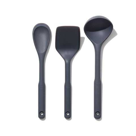 Cucharón de silicona OXO Good Grips, ideal para servir sin goteos y fácil limpieza.