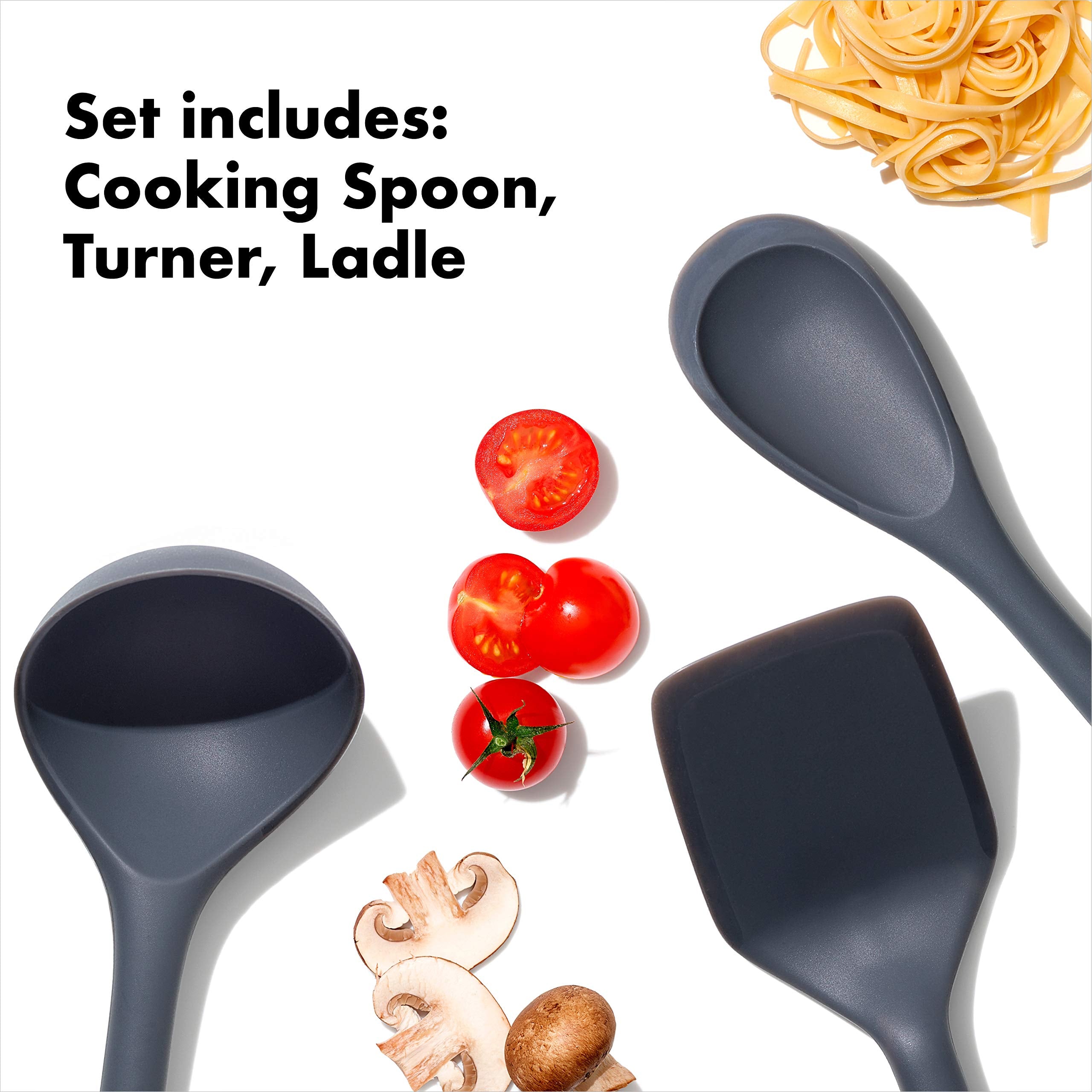 Espátula de silicona OXO Good Grips, se desliza bajo los alimentos para voltear con facilidad.