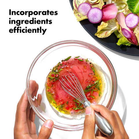 Los hilos del batidor permiten mezclar de forma eficiente los ingredientes.