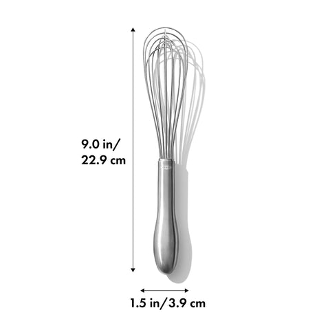 El mango ergonómico del batidor OXO SteeL se adapta a la palma para uso prolongado.