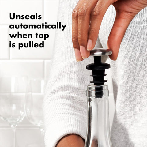 Acento de acero inoxidable de OXO SteeL para un toque elegante.