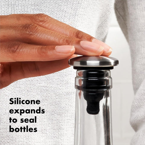 Tapon de vino OXO SteeL con diseño plano para nevera.