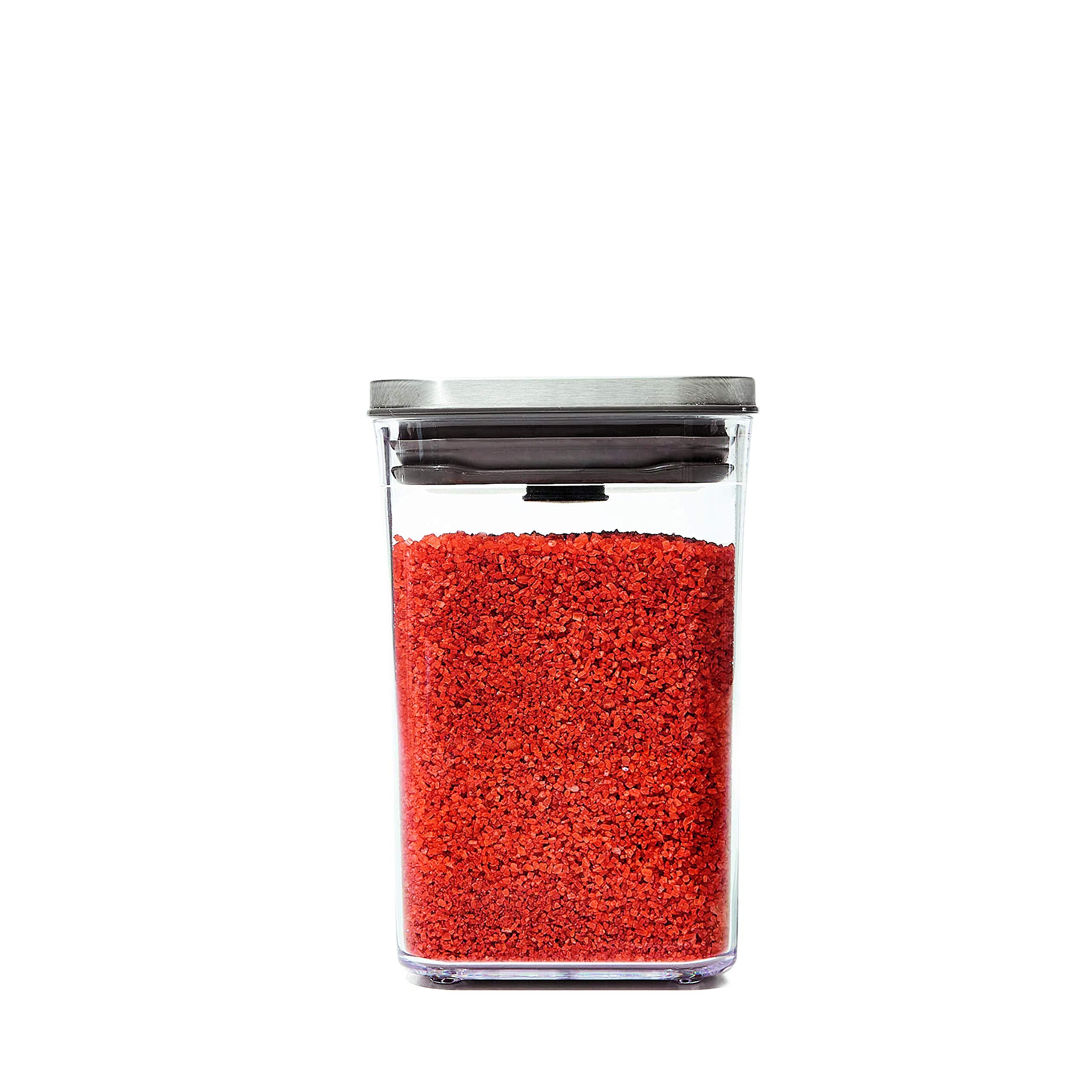 OXO Steel POP Contenedor pequeño: tapa presionada para sellado hermético y apertura rápida.