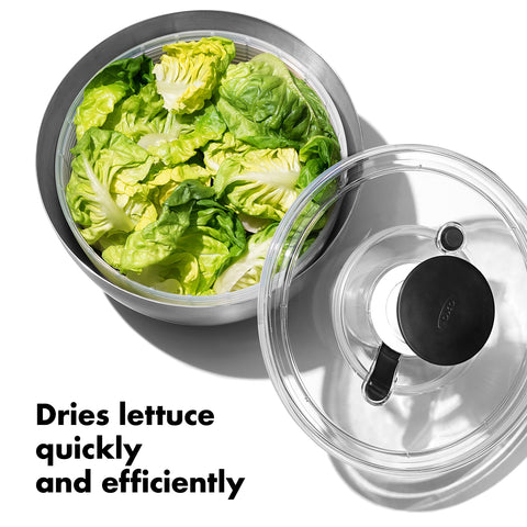 OXO Steel Salad Spinner base-antideslizante mantiene el recipiente estable.