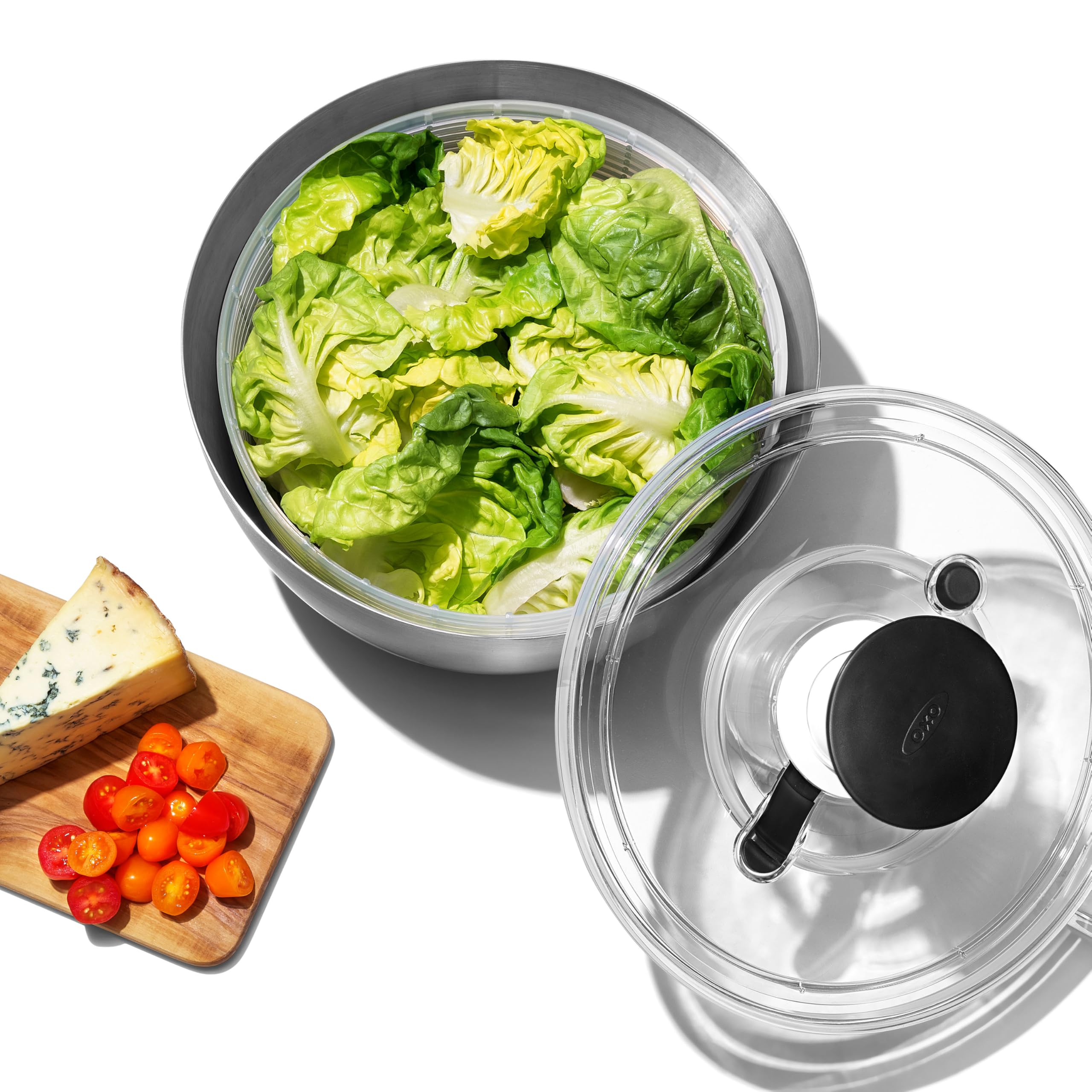 OXO Steel Salad Spinner tapa-desmontable facilita limpieza profunda.