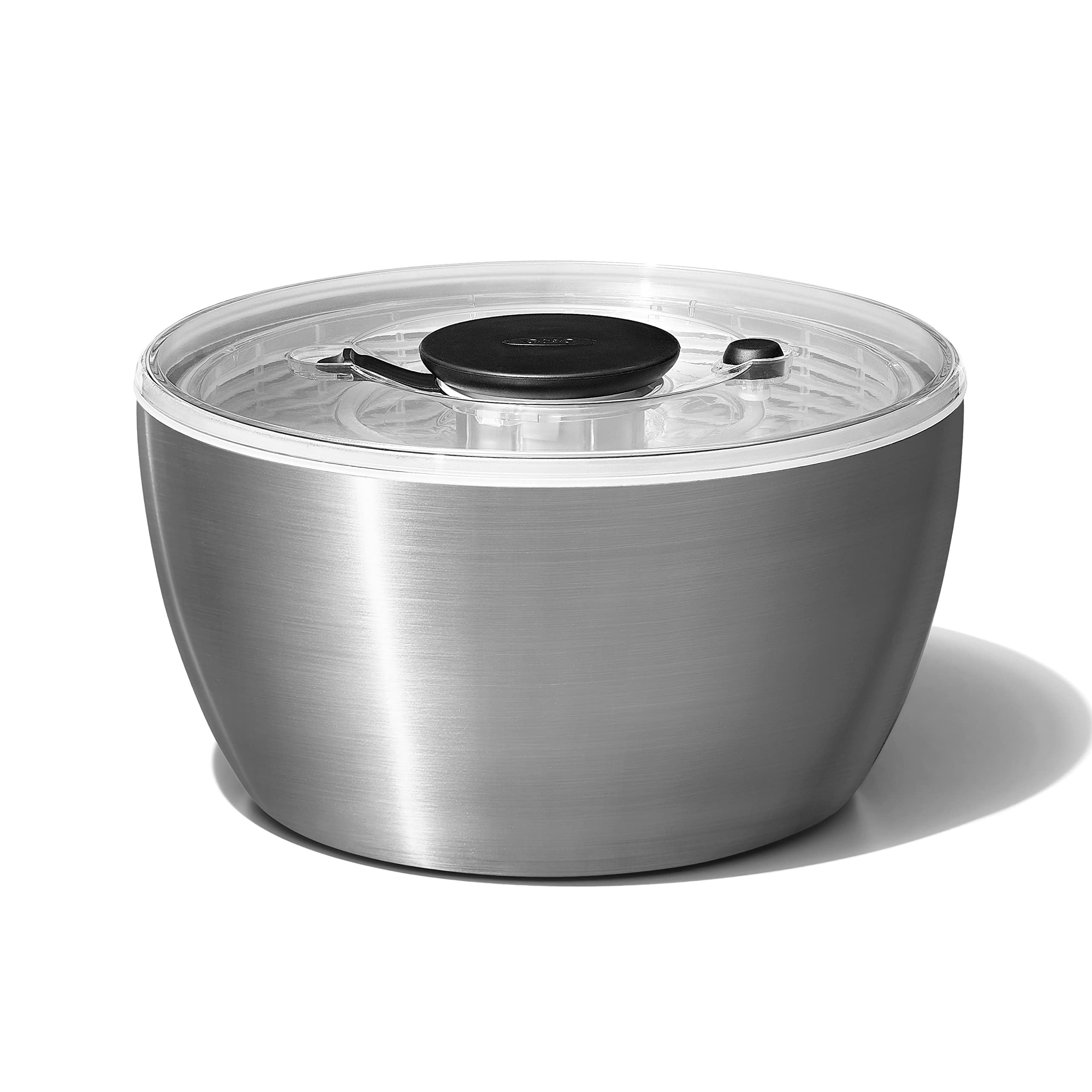 OXO Steel Salad Spinner con tapa transparente, facilita ver los ingredientes y conservarlos.
