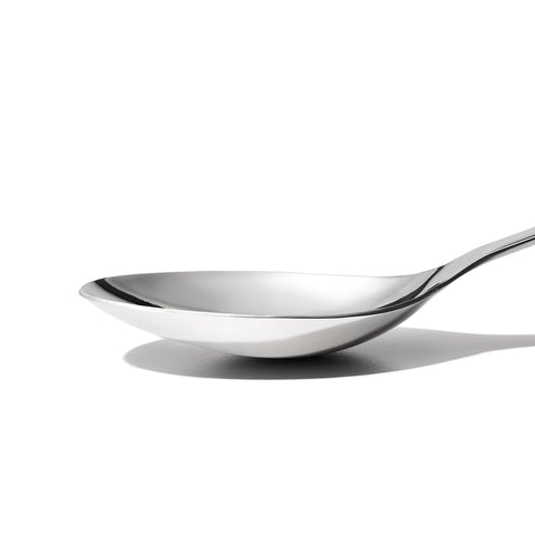 Cucharón OXO con agarre antideslizante para un manejo seguro.