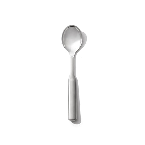 OXO cucharón de acero para servir con mango ergonómico, cómodo de usar.
