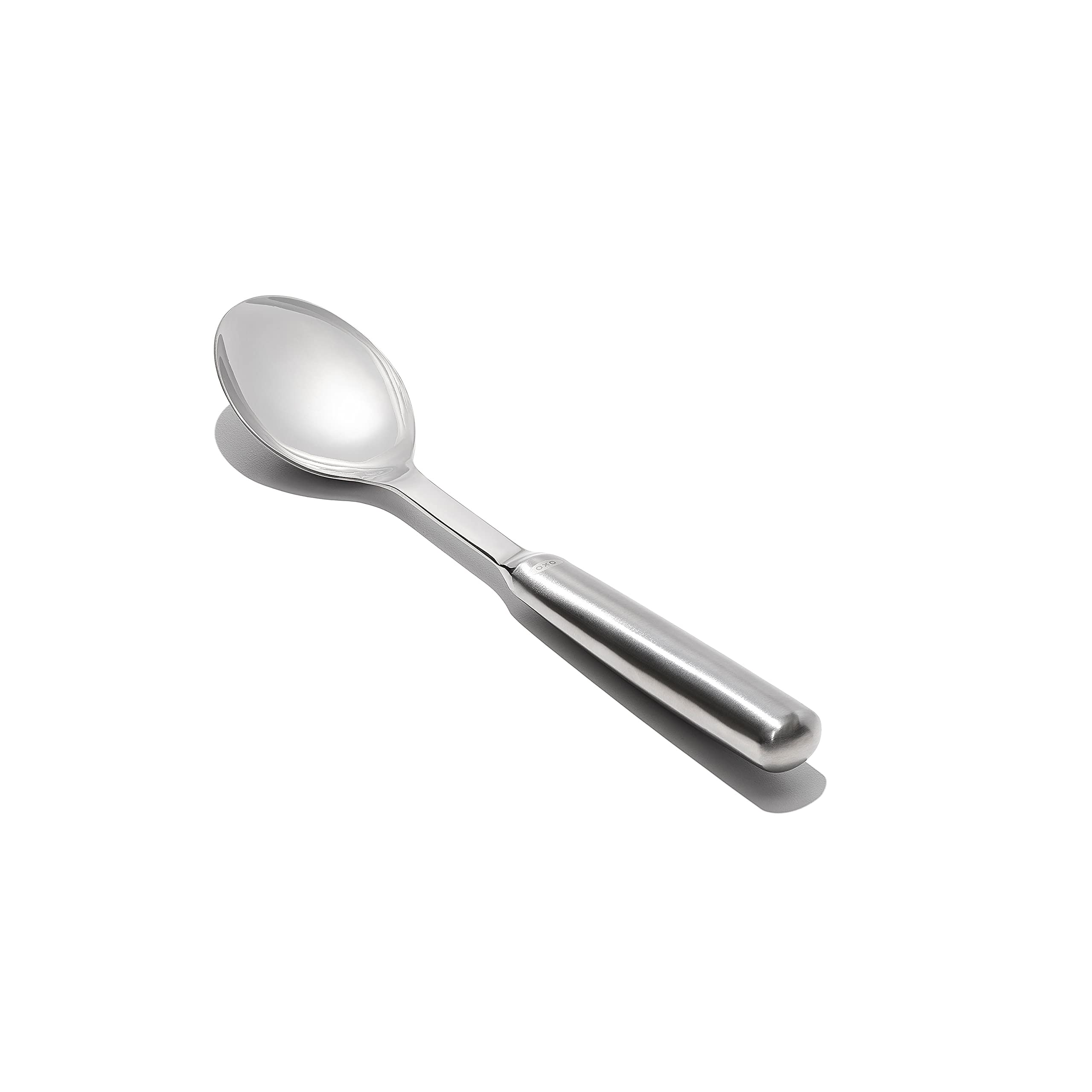 Cucharón OXO con punta inclinada para verter con control.