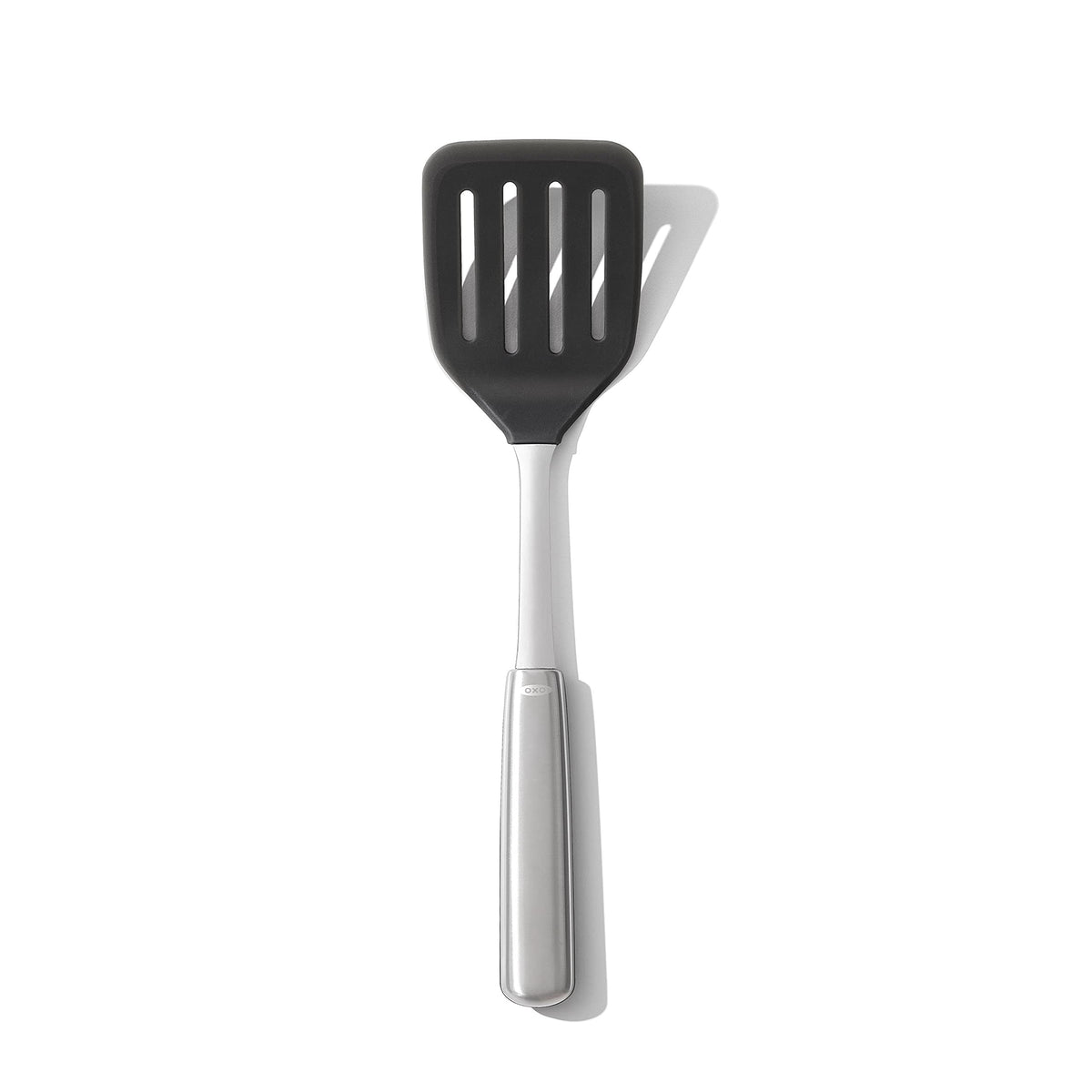 OXO Steel: cabeza de silicona antiadherente para no rayar sartenes.