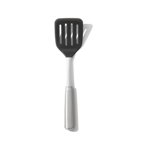OXO Steel: cabeza de silicona antiadherente para no rayar sartenes.
