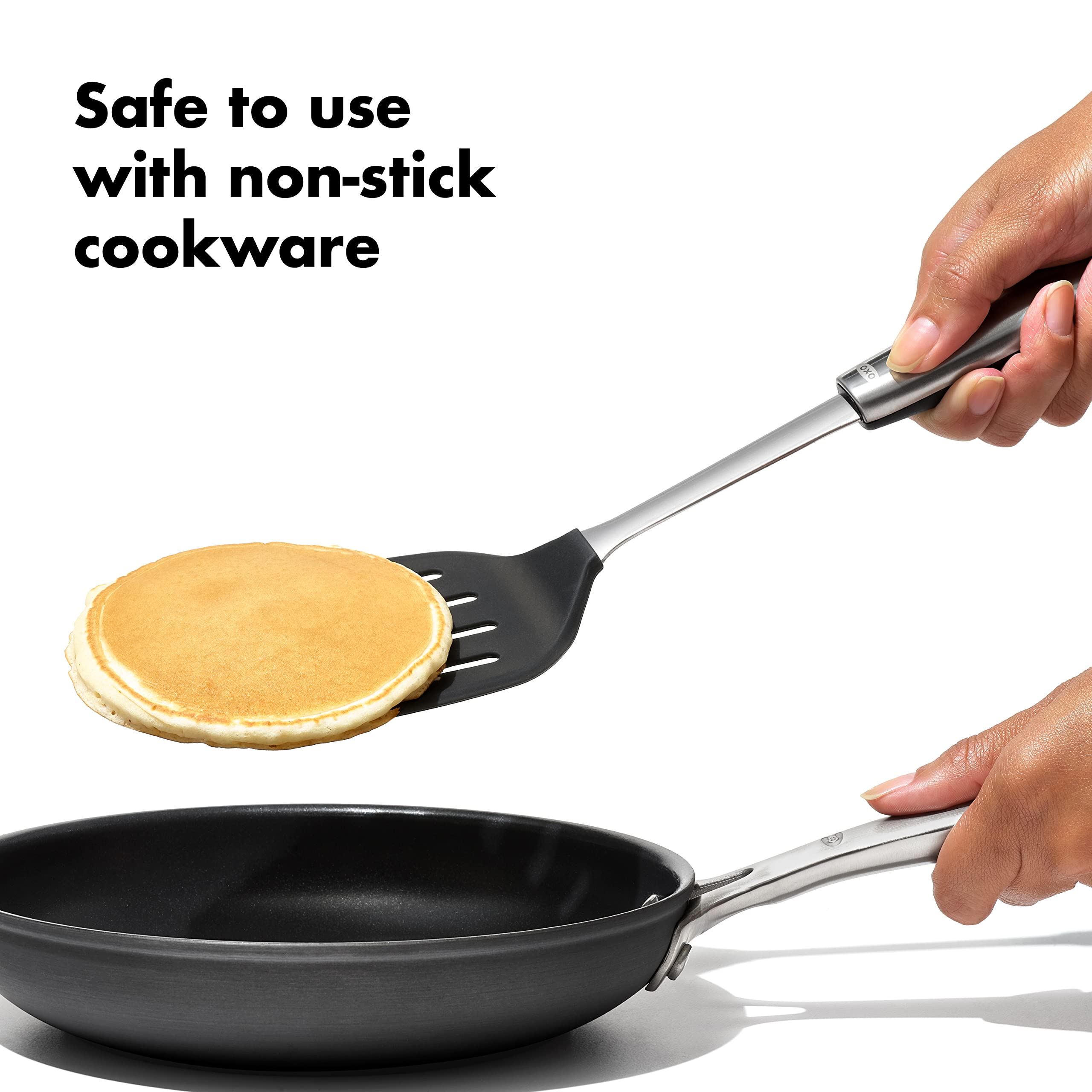 OXO Steel: manejo suave deslizándose bajo alimentos frágiles como huevos.