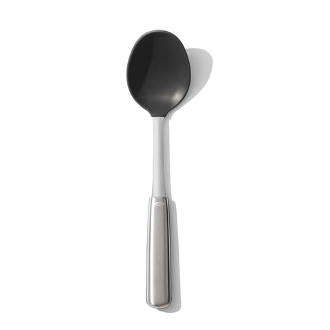 OXO cuchara-cocina: acero y silicona, apta para sartenes antiadherentes y evita rayaduras.