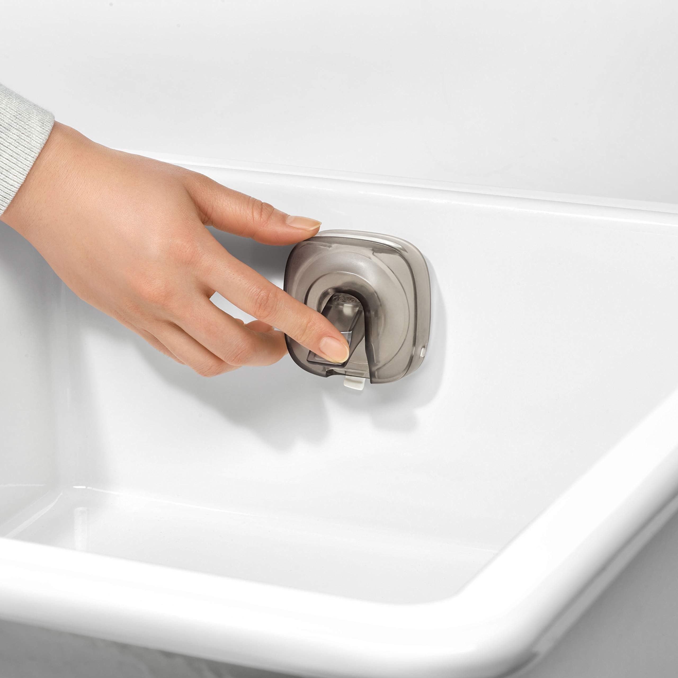 OXO StrongHold diseño compacto que reduce desorden junto al fregadero.