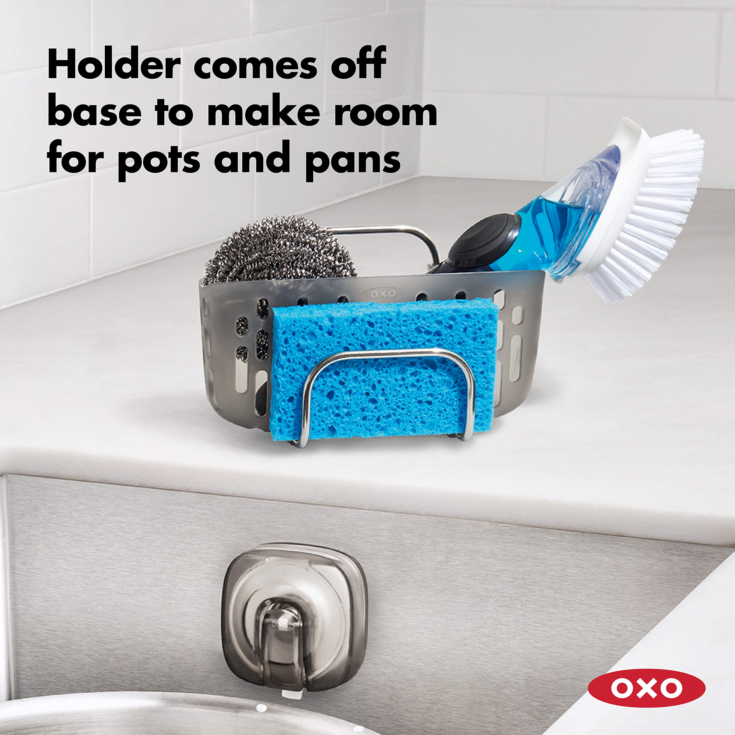 OXO StrongHold gancho de acceso para cepillo cerca del fregadero.
