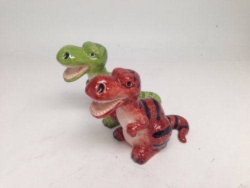 Salero y pimentero magnéticos de Pacific Giftware para uso diario.