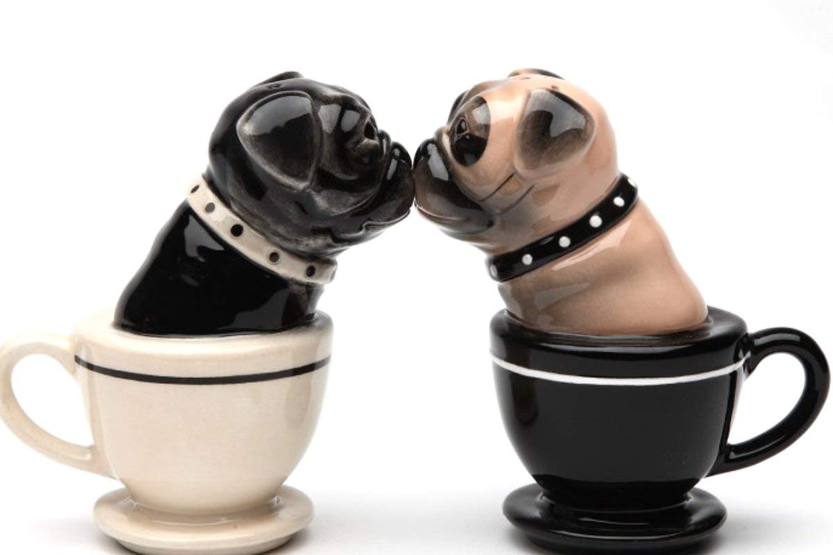 Pacific Giftware: taza de té con pugs magnéticos para sal y pimienta, decorativa y útil
