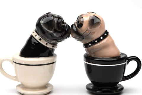 Pacific Giftware: taza de té con pugs magnéticos para sal y pimienta, decorativa y útil