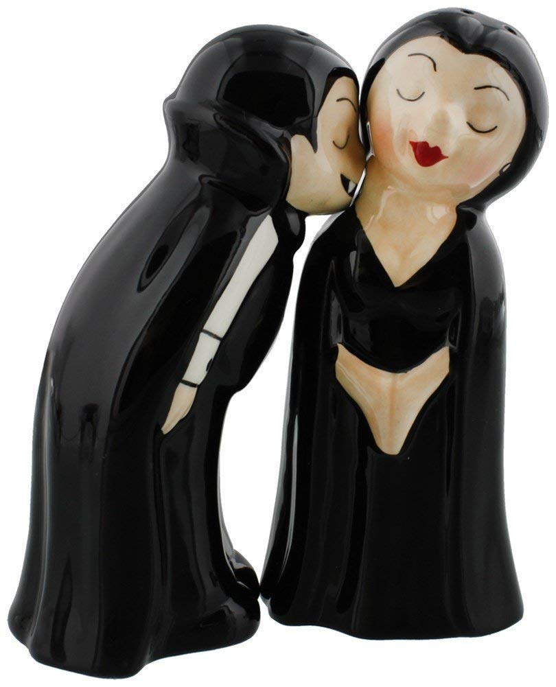 Pacific Giftware Vampire Love at First Bite: salero-pimentero cerámico imantado abrazándose en la mesa.