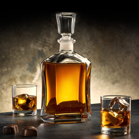 Capacidad de 700 ml, ideal para whisky, vino y agua